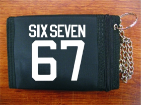 Six Seven 67  pevn&aacute; textiln&aacute; peňaženka s retiazkou a karab&iacute;nkou, tlačen&eacute; logo